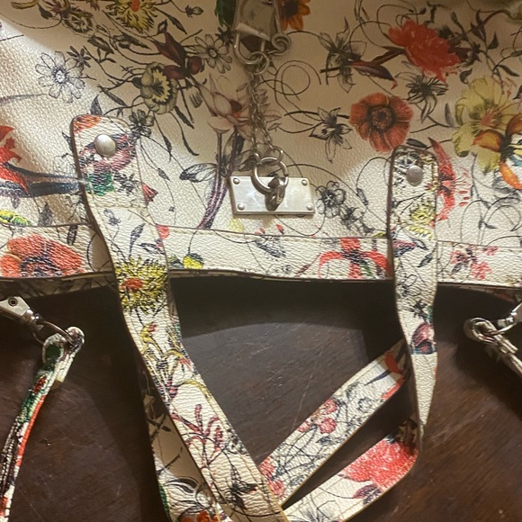 Handbag by designer CARLOS By Carlos
Santana Floral design - Picture 3 of 16